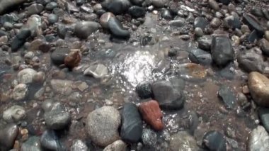 Bahar mevsiminde Temnik Dağı 'nda temiz su ve taş dibe vurur..