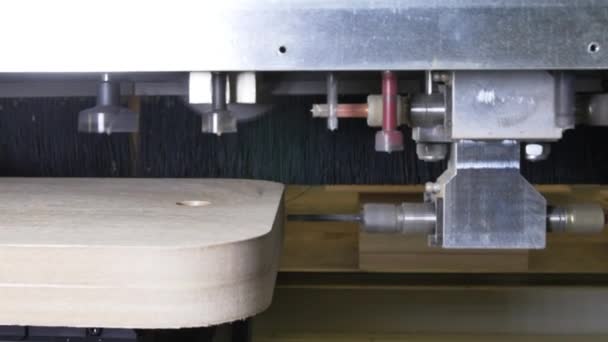 Γεωτρήσεις για άλεσμα μηχάνημα wood Cnc για παραγωγή βιομηχανικών επίπλων. — Αρχείο Βίντεο