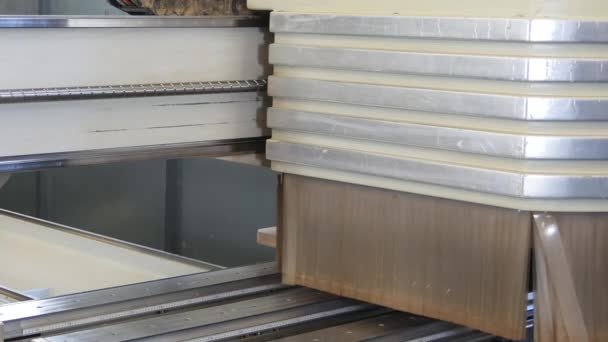 Fresadora CNC de madera para la producción de muebles industriales . — Vídeos de Stock