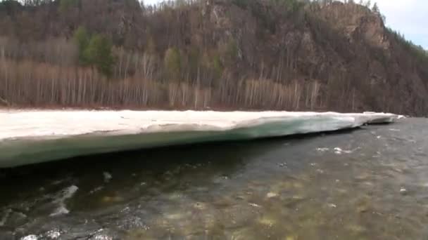 Snow melting on mountain river Temnik in Siberia of Russia. — Stock Video