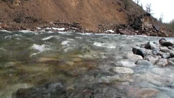 Ribera rocosa en la montaña en Siberia de Rusia. — Vídeos de Stock