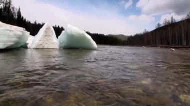 Bahar mevsiminde Temnik Dağı 'nda temiz su ve taş dibe vurur..