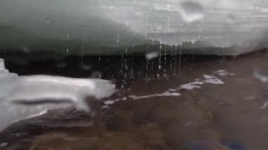 Rusya 'nın Sibirya bölgesindeki Temnik Dağı' ndaki video kameraya su bırakıyor..