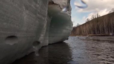 Rusya 'nın Sibirya bölgesindeki Temnik Dağı' ndaki video kameraya su bırakıyor..