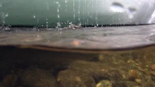 Kapky vody na videokameru v horské řece Temnik na Sibiři Ruska. — Stock video