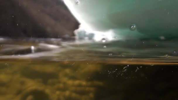 Tropft Wasser auf die Videokamera im Gebirgsfluss Temnik in Sibirien von Russland. — Stockvideo