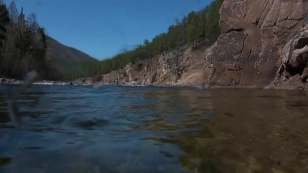 在俄罗斯西伯利亚坦尼克山区河流的摄像机上洒水. — 图库视频影像