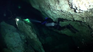 İnanılmaz dalış Meksika'daki Yucatan cenotes sualtı mağaraları.
