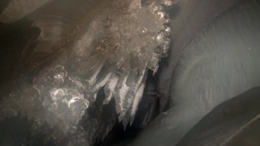 Mağarada Svalbard Arctic buz sarkıtları.