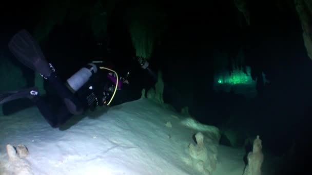 Tauchen in Höhlen von Yucatan-Cenoten unter Wasser in Mexiko. — Stockvideo