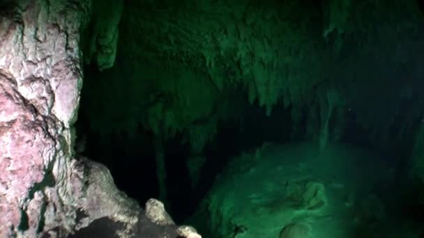 Skály v jeskyni Yucatan, cenotes podvodní jeskyní v Mexiku. — Stock video