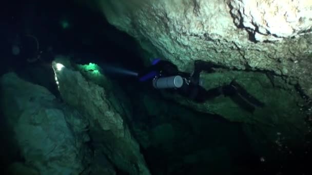 Niesamowite nurkowanie w jaskiniach Yucatan cenotes pod wodą w Meksyku. — Wideo stockowe