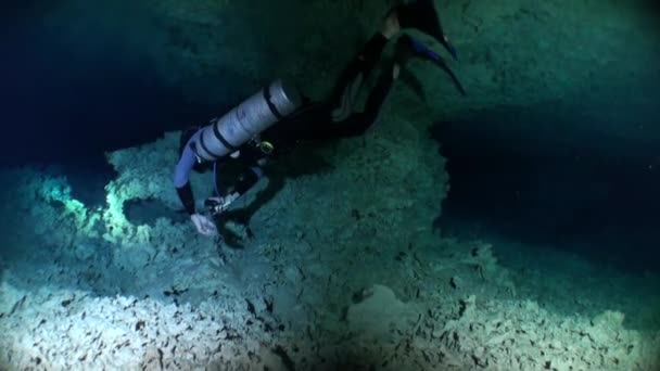 Potápění v jeskyních pod vodou cenotes Yucatan. — Stock video