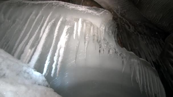 スバールバル北極の洞窟の氷柱. — ストック動画