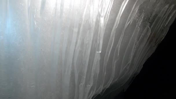 Бурульки в печері Шпіцберген Арктики. — стокове відео