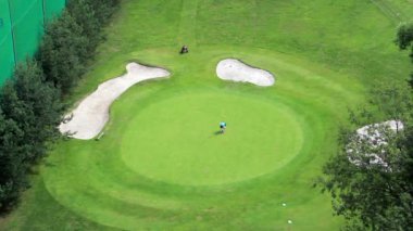 Kentsel kişi şehir Moskova'da evlerin zemin üzerine golf Club.