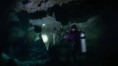 Scuba diving Meksika'daki Yucatan cenotes sualtı mağaraları.