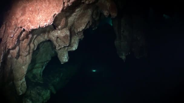 Прыжки с акваланга под водой в пещерах мексиканских сенотов Юкатана . — стоковое видео