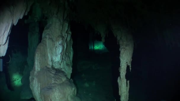 Прыжки с аквалангом в пещеры юкатан под водой в Мексике . — стоковое видео