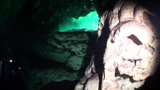 Skály v jeskyni Yucatan, cenotes podvodní jeskyní v Mexiku. — Stock video