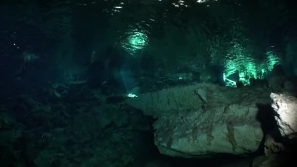 Skály a kameny Yucatan cenotes pod vodou v Mexiku. — Stock video