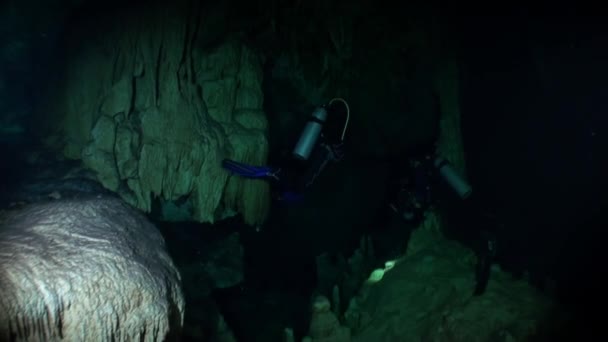 Mergulhador em cavernas de Yucatan cenotes subaquático no México . — Vídeo de Stock