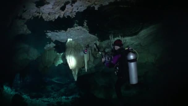 Dykking i Yucatans grotter under vann i Mexico . – stockvideo