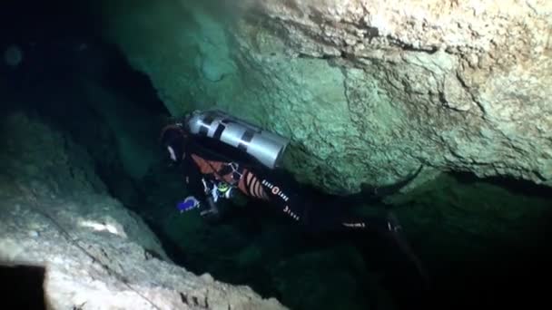 在墨西哥沼穴的尤卡坦半岛洞穴中惊人的水肺潜水. — 图库视频影像