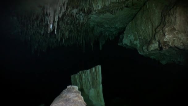 Cueva de rocas y piedras de cenotes de Yucatán bajo el agua en México . — Vídeo de stock