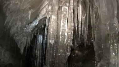 Svalbard kutuplarda mağara.