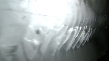 Svalbard kutuplarda mağara.