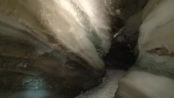 Cueva en Svalbard Ártico . — Vídeo de stock