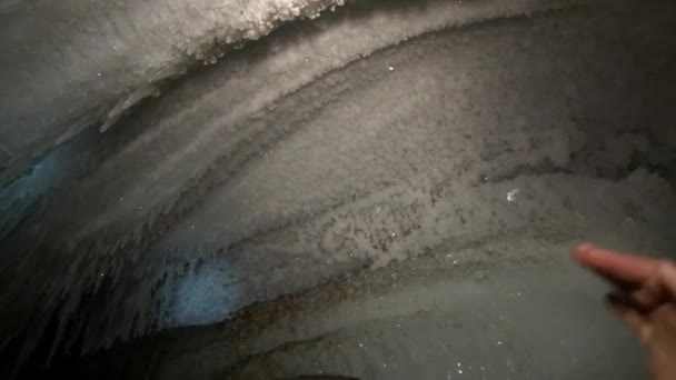 Бурульки в печері Шпіцберген Арктики. — стокове відео