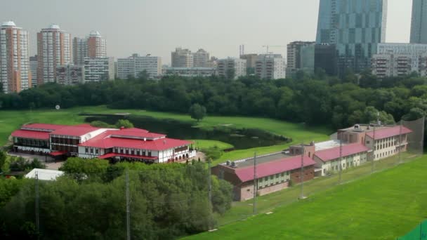 Golfclub in de stad op de achtergrond van huizen in Moskou. — Stockvideo