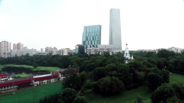 Golfclub in de stad op de achtergrond van huizen in Moskou. — Stockvideo