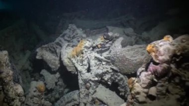 Sualtı batık paslı yük gemisi.