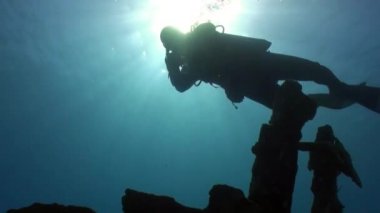 Tüplü dalış sualtı batık paslı yük gemisi yakınındaki.