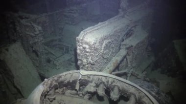 Sualtı batık paslı yük gemisi.