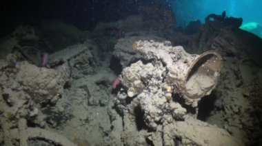 Sualtı batık paslı yük gemisi.