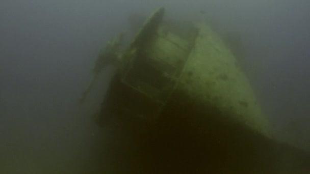 Schiffbruch auf dem Meeresboden unter rotem Meer. — Stockvideo
