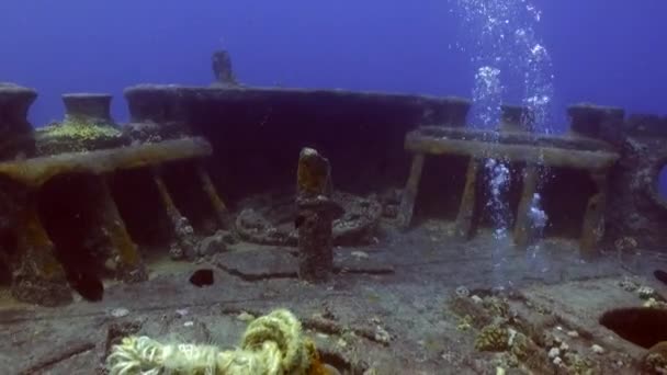 Cubierta de naufragio en el fondo marino bajo el agua Mar Rojo . — Vídeo de stock