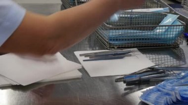 Kadınlar ve tıbbi aletleri.