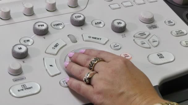 Tangan wanita dan USG memeriksa peralatan medis. — Stok Video