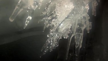 Mağarada Svalbard Arctic buz sarkıtları.