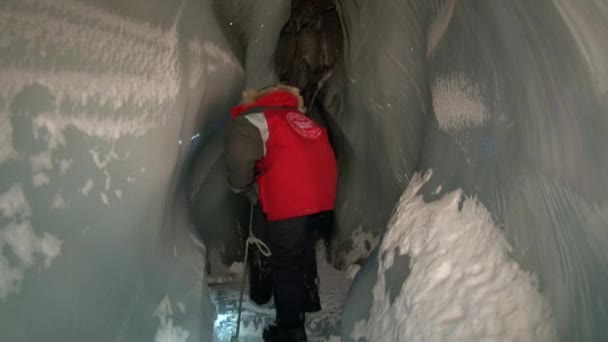 Man toeristische grot in Noordpoolgebied Svalbard. — Stockvideo