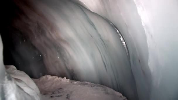 Σπήλαιο στο Αρκτικό Αρχιπέλαγος Σβάλμπαρντ. — Αρχείο Βίντεο