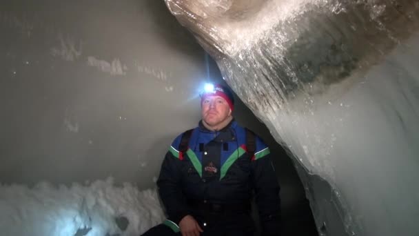 Lidé turistická jeskyně v Arktidě Špicberky. — Stock video