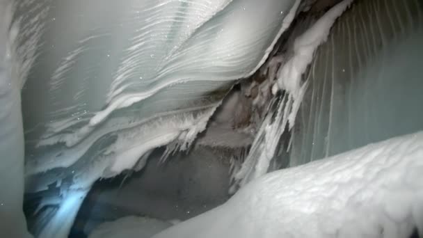 Mensen toeristische grot in Noordpoolgebied Svalbard. — Stockvideo