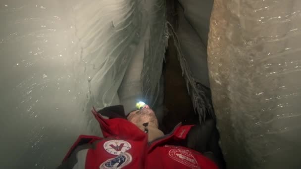 Człowiek cave turystycznych w Arktyce Svalbard. — Wideo stockowe