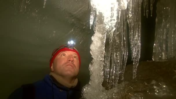 Людина туристичних печері в Свальбард Арктики. — стокове відео